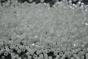 Бисер Япония "TOHO" CUBE 3 мм 5 г №0121 белоснежный/перламутр